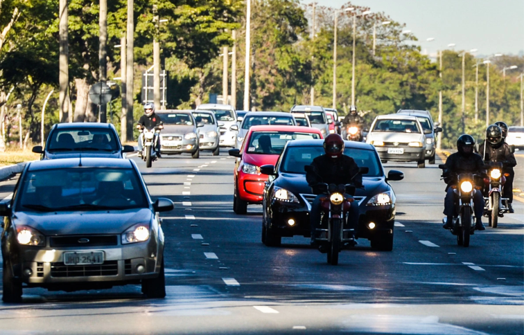 O Uso de Farol Aceso nas Rodovias: Segurança e Conscientização